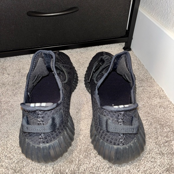 Yeezy 350 - Picture 2 of 5
